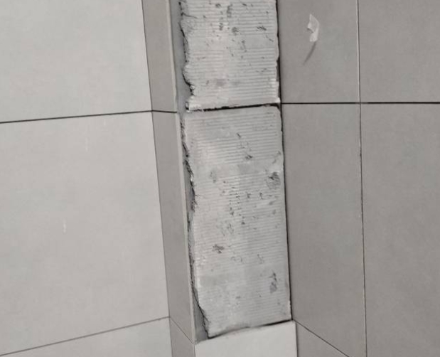 水富瓷砖空鼓维修公司分享下瓷砖施工前基层浇水润湿程度不足，可能导致以下问题