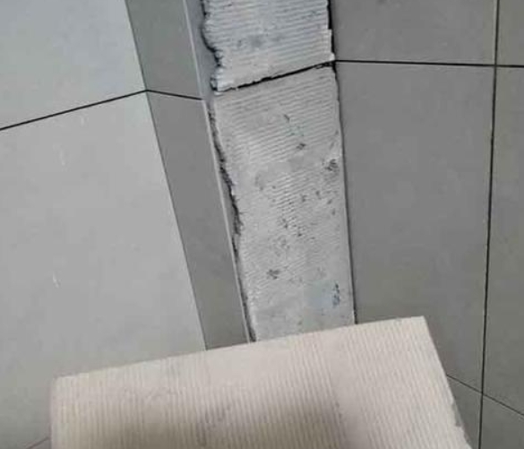 水富瓷砖空鼓维修公司分享下厨房瓷砖脱落的补救措施。